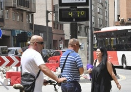 Un termómetro con el marcador de temperatura disparado este miércoles en el barrio del Carmen de Murcia.