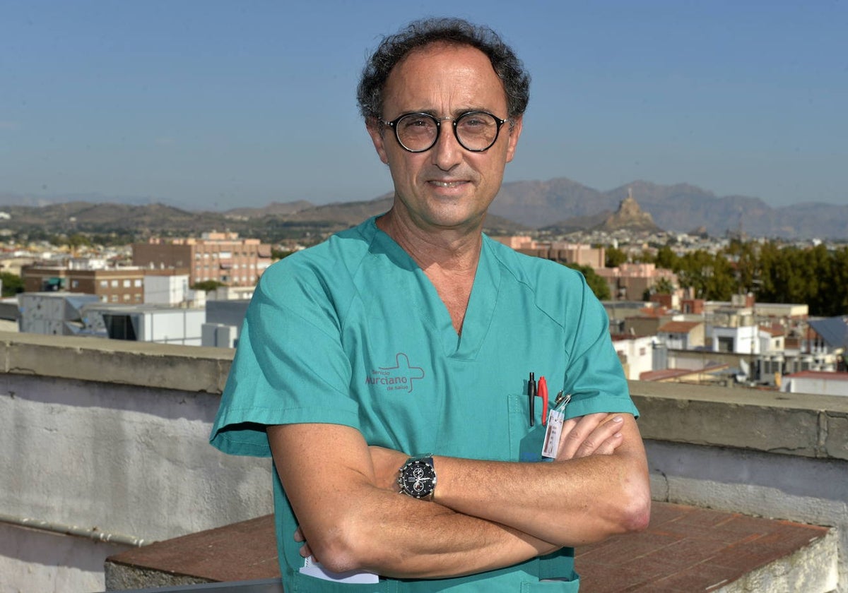 Víctor Soria, nuevo jefe de Cirugía General, en la terraza del Hospital Morales Meseguer.