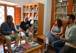 El alcalde de Mula, Juan Jesús Moreno, y el concejal de Cultura, Diego Boluda junto a los trabajadores de la Biblioteca Municipal de Mula.