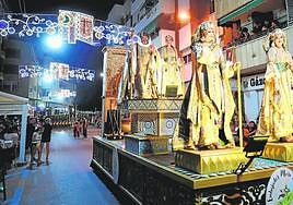 Sobre estas líneas, José Germán Torres, cierra la embajada de los Moros Almohabenos; abajo, la Armengola abre el desfile junto a su escolta.