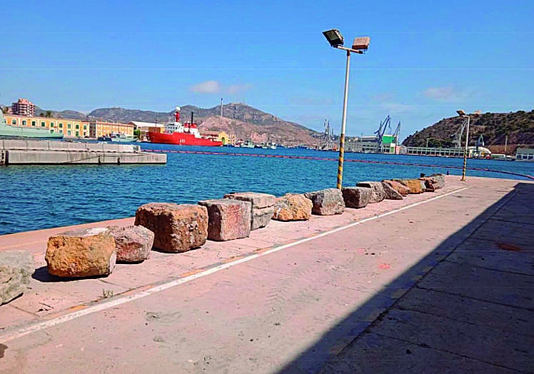 Sillares extraídos del fondo del mar, en el cantil de la Base de Submarinos.