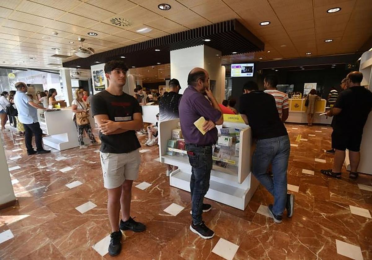 Colas en la oficina de la Plaza Circular de Murcia para solicitar el voto por correo.