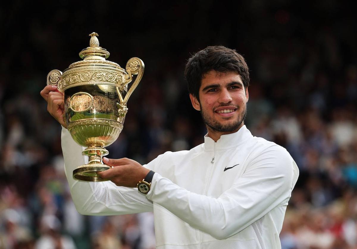 Carlos Alcaraz sostiene el trofeo de campeón de Wimbledon, tras tumbar a Djokovic en la final de este domingo.