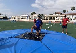Un paracaidista militar realiza una prueba en las instalaciones centrales del Torneo, en el campo de deportes de la AGA.