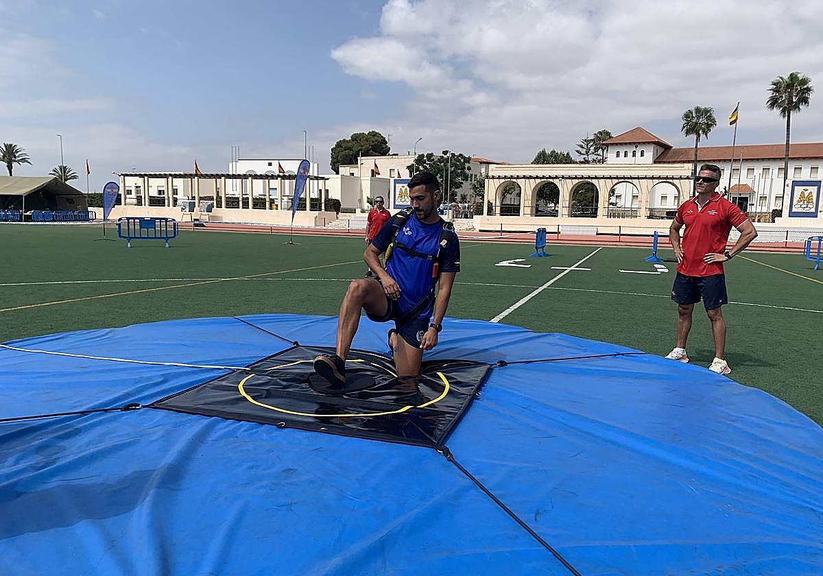 Un paracaidista militar realiza una prueba en las instalaciones centrales del Torneo, en el campo de deportes de la AGA.