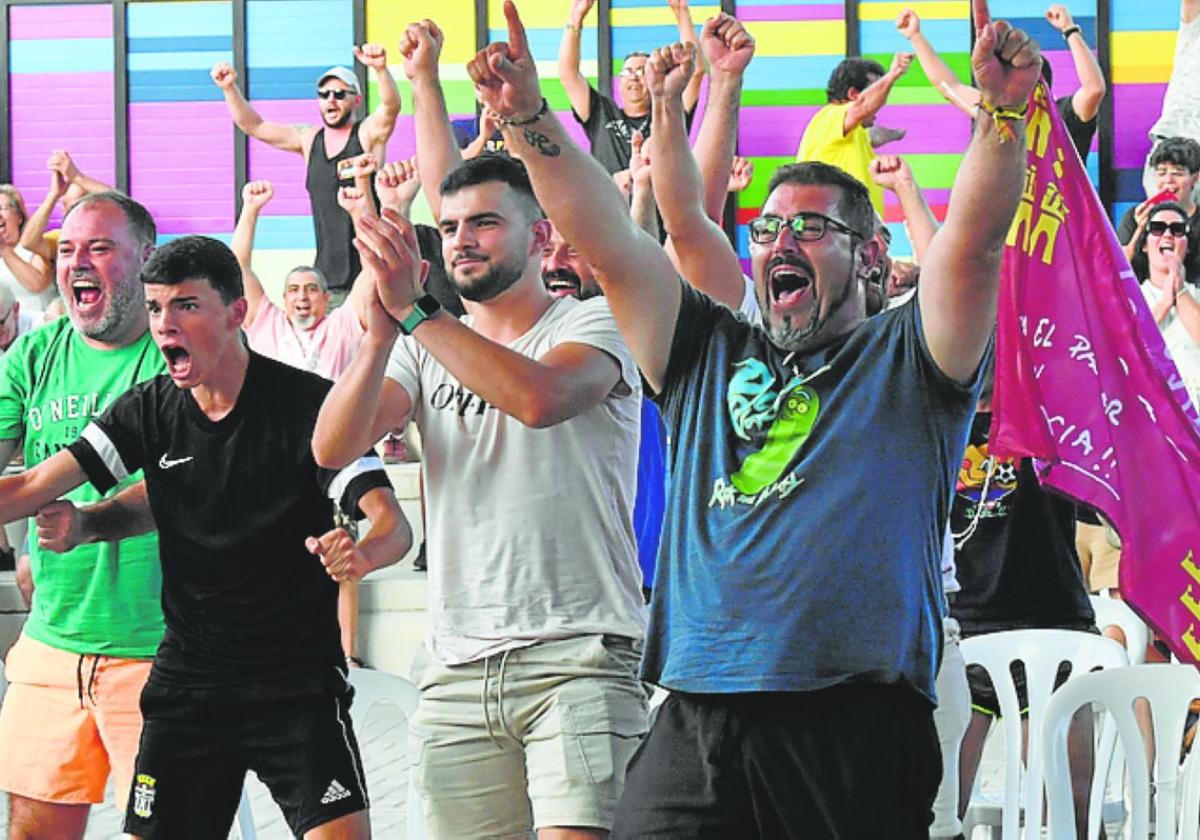 Locura en El Palmar, que se vuelca con su campeón a pesar del fuerte calor