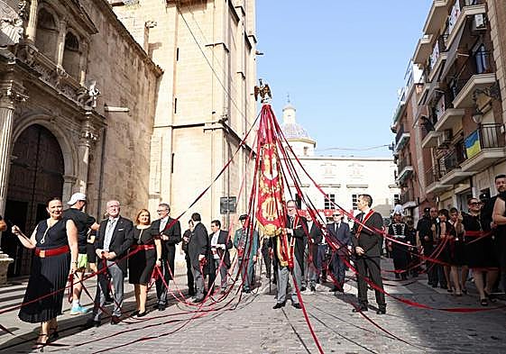 El Síndico Portador, Baldomero Giménez, abre paso al Oriol escoltado por el equipo de gobierno municipal.