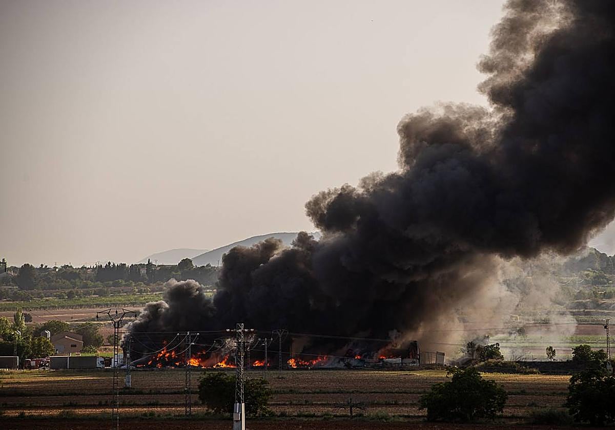 Aparatoso incendio en una empresa de reciclaje de plástico en Caravaca