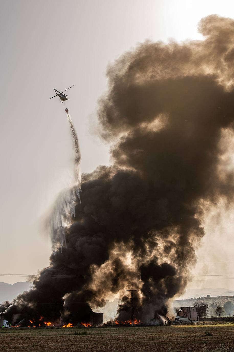 Aparatoso incendio en una empresa de reciclaje de plástico en Caravaca