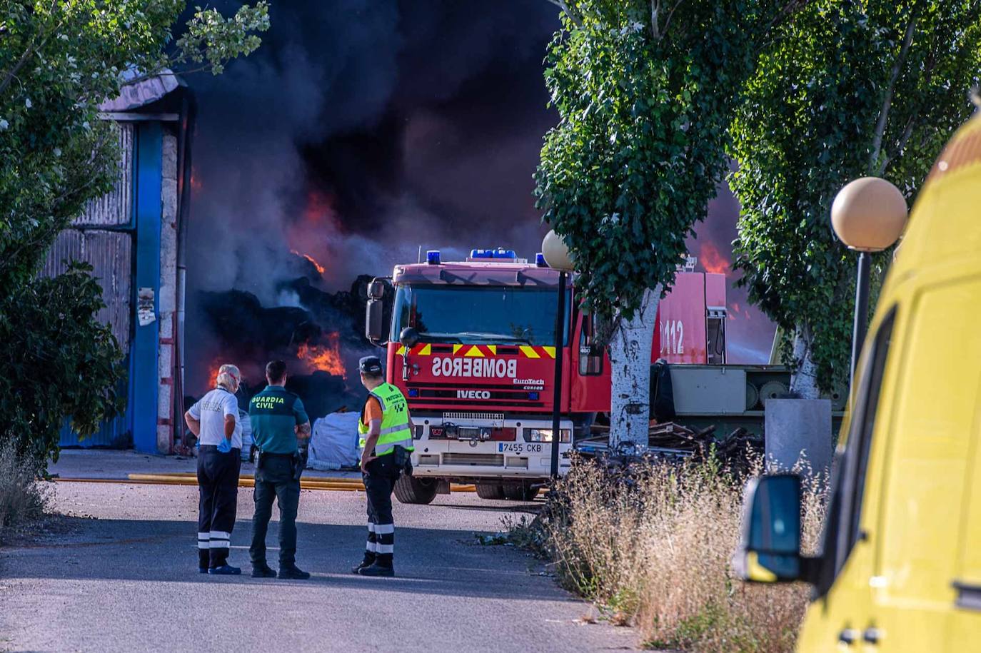 Aparatoso incendio en una empresa de reciclaje de plástico en Caravaca