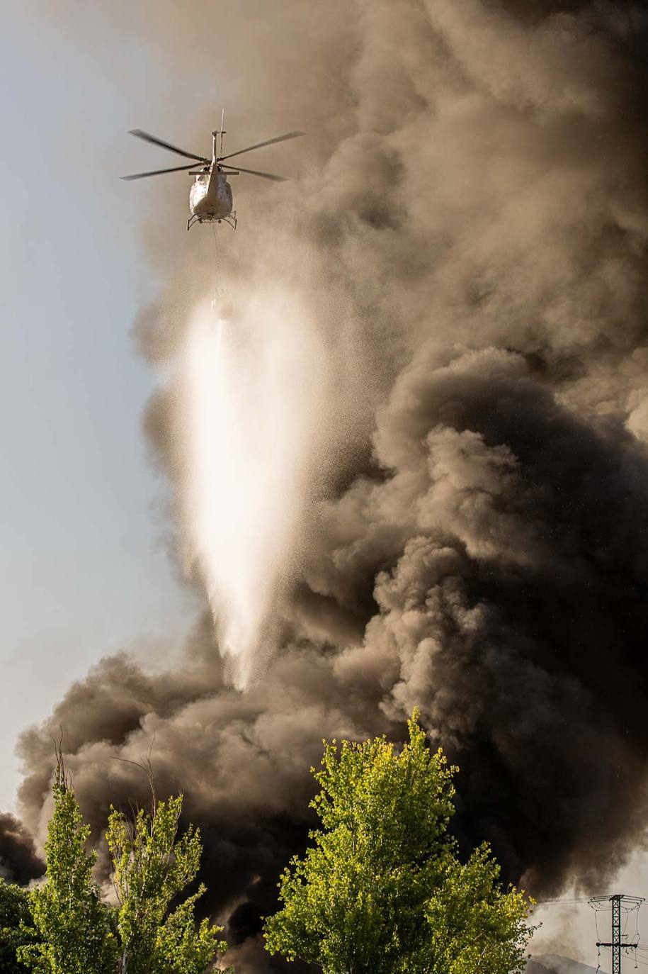 Aparatoso incendio en una empresa de reciclaje de plástico en Caravaca