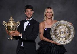 Carlos Alcaraz sostiene el trofeo de campeón de Wimbledon, tras tumbar a Djokovic en la final de este domingo.