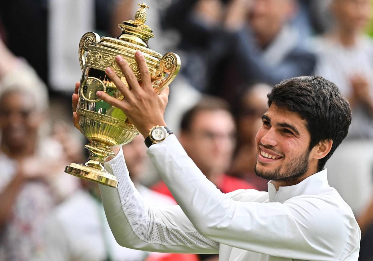 Carlos Alcaraz levanta el trofeo de Wimbledon.