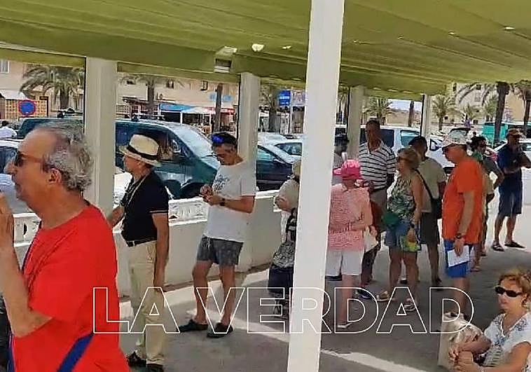 Denuncian colas de hasta cuatro horas para votar por correo en La Manga