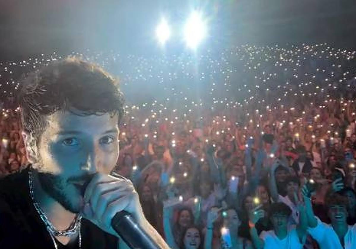 Sebastián Yatra le dedica una canción a Alcaraz durante su último concierto.