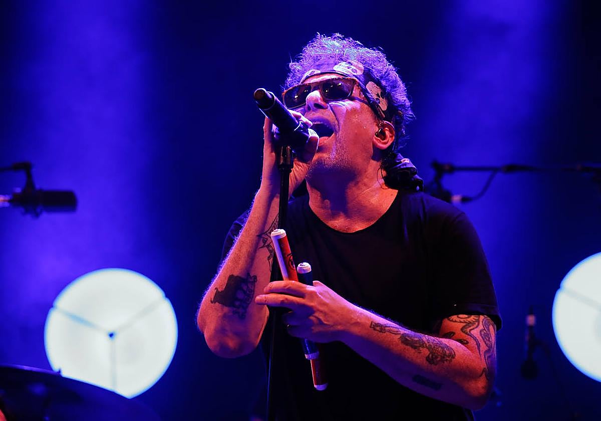 Andrés Calamaro durante su actuación en La Mar de Músicas de Cartagena este lunes.