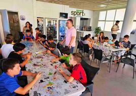 El concejal de Juventud durante la visita a la escuela que se desarrolla en el Centro Deportivo.