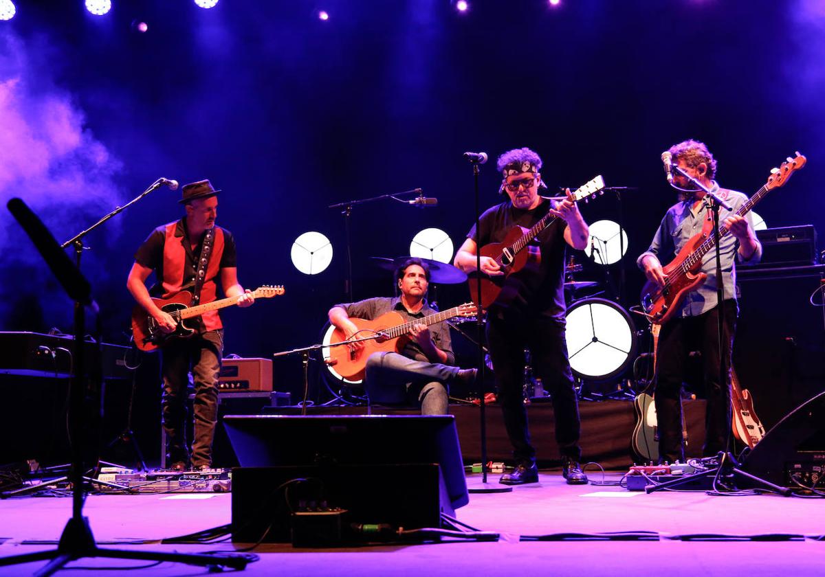 Andrés Calamaro y su banda durante su actuación en La Mar de Músicas.