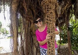 Natalia Carbajosa, a la sombra de uno de los grandes ficus de Cartagena.