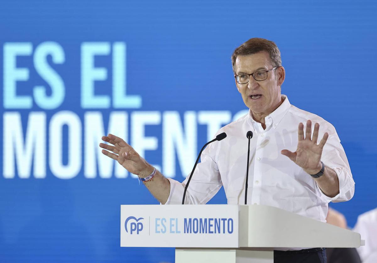 Feijóo durante el mitin del PP en el Palacio de Congresos de Zaragoza este lunes.