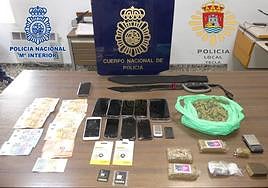 Droga, dinero y armas incautadas por la Policía en la operación.