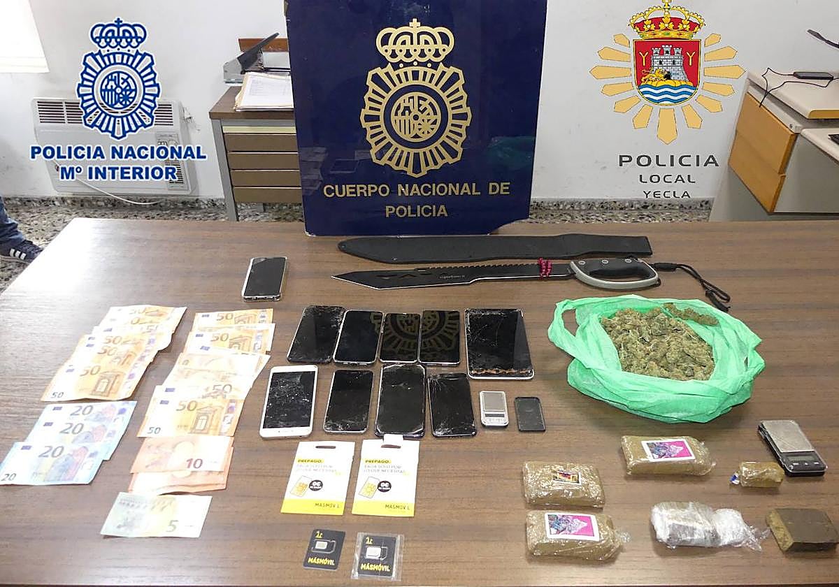 Droga, dinero y armas incautadas por la Policía en la operación.