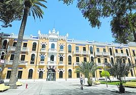 Fachada del Cuartel de Artillería, que es uno de los espacios en el que se planea instalar el nuevo 'hub' audiovisual de Murcia.