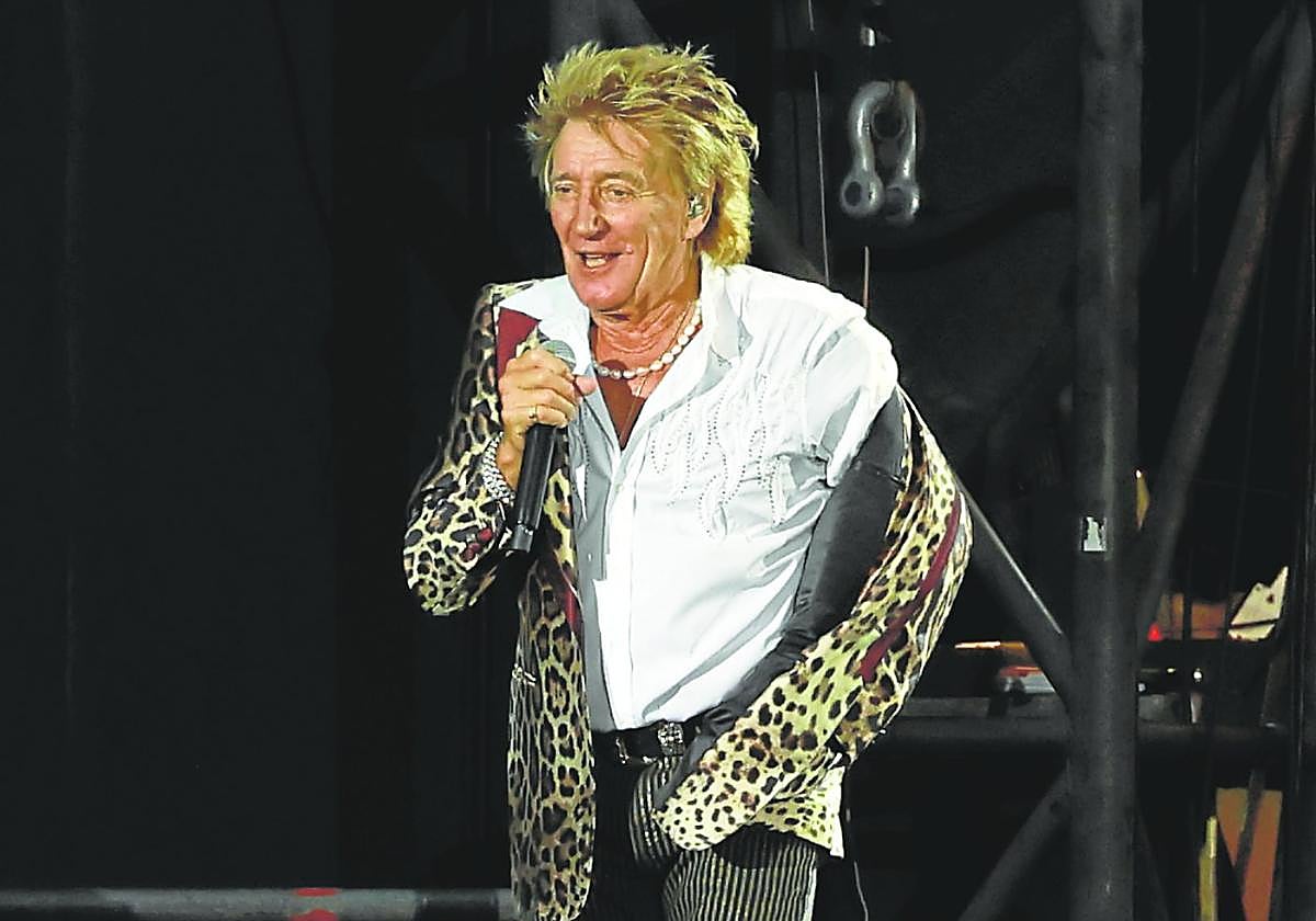 Furor en la plaza de toros. El cantante se dirige a los fans murcianos, totalmente entregados.