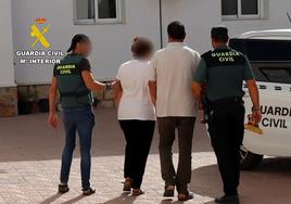 Agentes de la Guardia Civil junto al matrimonio detenido en Totana.