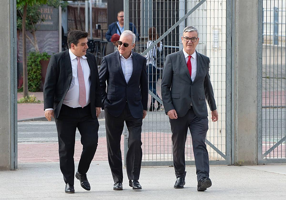 Valcárcel, el pasado mes de abril, acude a la Ciudad de la Justicia para recibir una notificación acompañado de su abogado y su hermano.