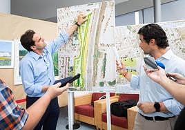 El alcalde y directivos de Agamed muestran el proyecto a los vecinos.