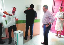 El alcalde comprueba la instalación de uno de los aparatos.