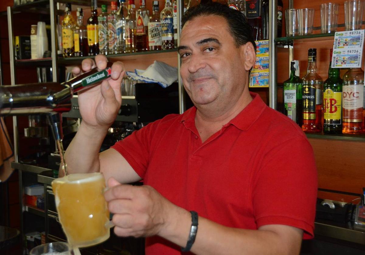 Antonio Ortega sirve una cerveza en su bar de Cieza