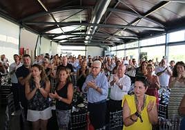 En pie. Las más de 200 personas presentes en la final del Circuito Soledad 2023 se levantaron de sus asientos para homenajear con aplausos la labor de Gumbao y su equipo, al frente del evento deportivo.