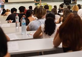 Alumnos realizan un examen de la EBAU a principios de julio en el Aulario Norte de la UMU.