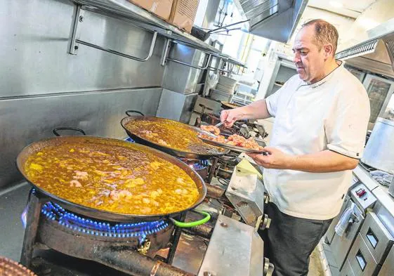 Preparación del arroz del restaurante Venezuela, en Lo Pagán.