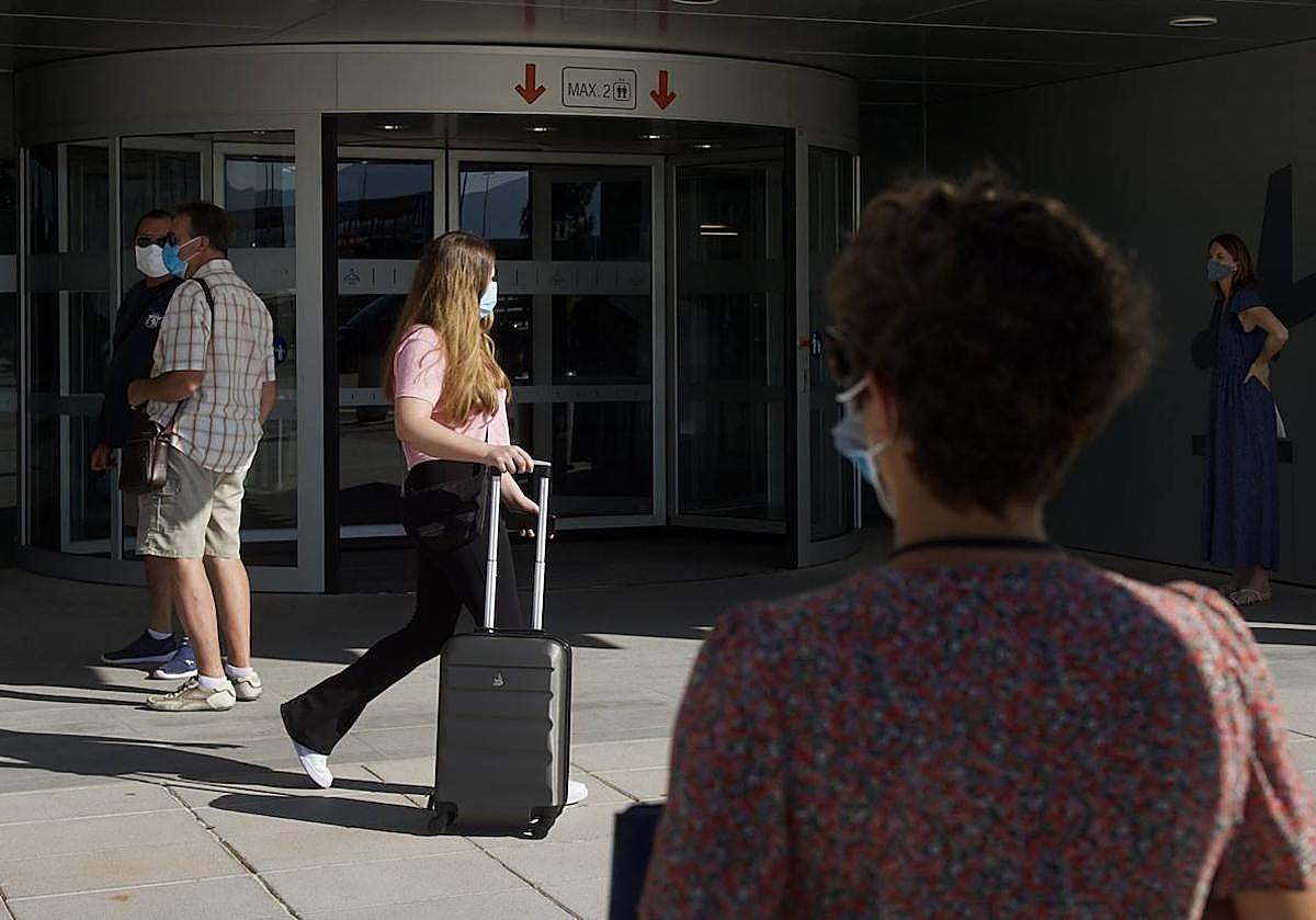 Viajeros en el aeropuerto de la Región de Murcia, en una imagen de archivo.
