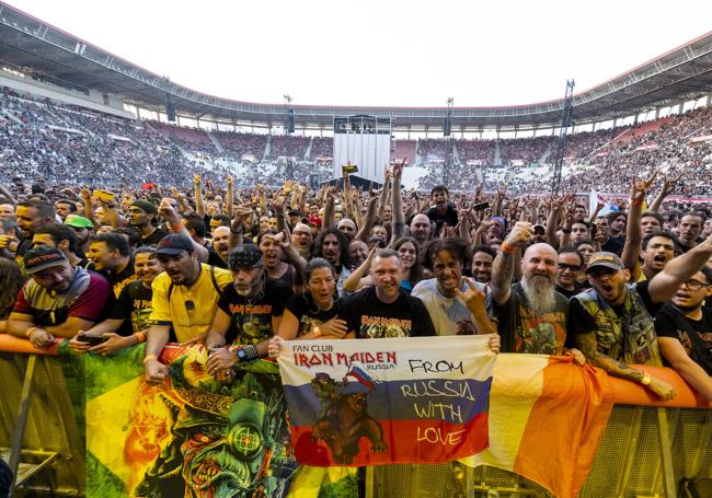 Seguidores de Iron Maiden, «desde Rusia con amor», ayer en el estadio Enrique Roca.