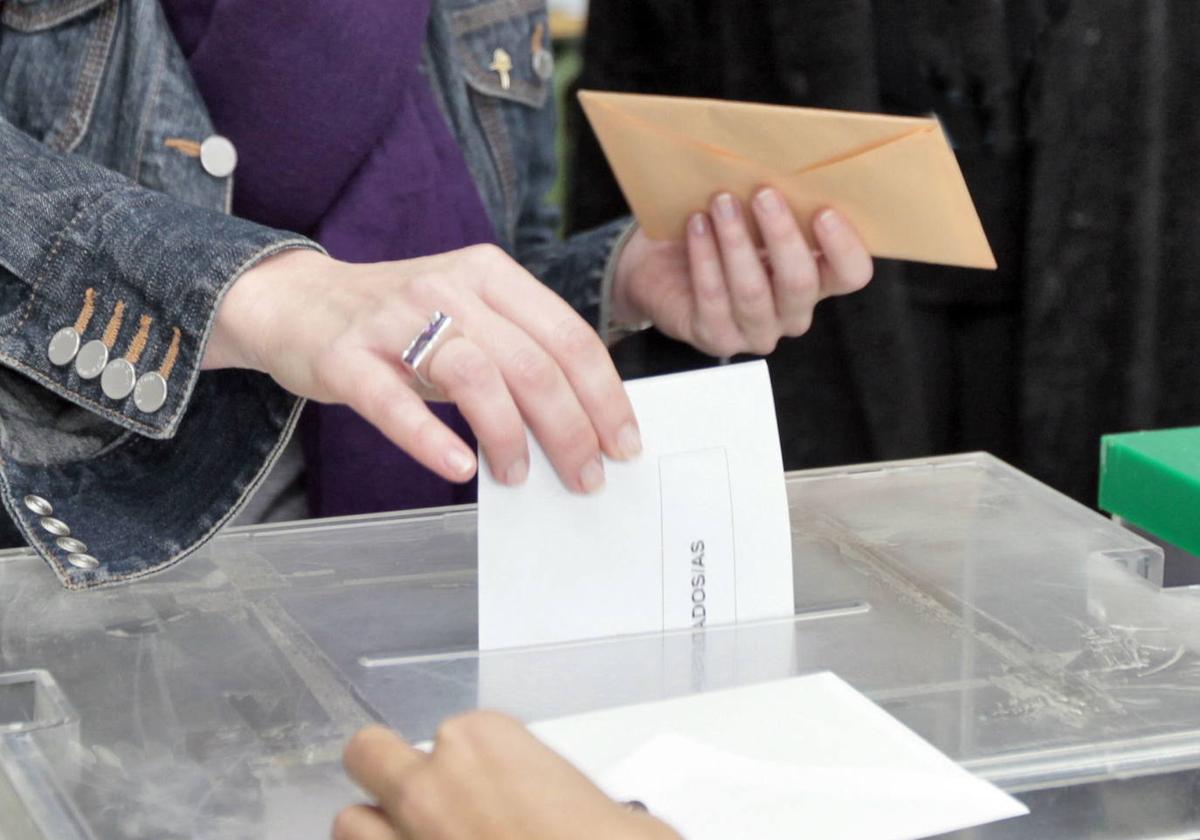 Una ciudadana deposita su voto, en una imagen de archivo.