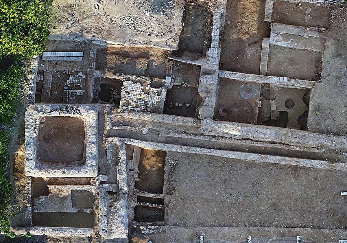 Estructuras del conjunto palaciego del llano, a los pies del Castillejo, halladas en las campañas de excavación.