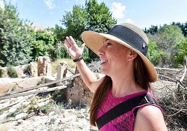 La arqueóloga Mireia Celma, en el huerto de la balsa del molino Armero.