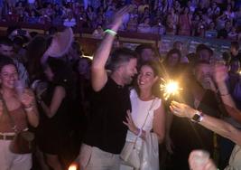 La pareja que se prometió en el concierto.