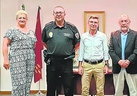 Ana Aroca, Miguel Castillo y Rafael Guillamón, con los agentes.