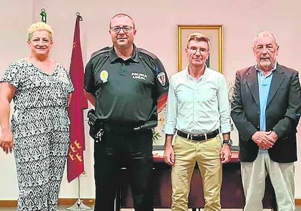 Ana Aroca, Miguel Castillo y Rafael Guillamón, con los agentes.