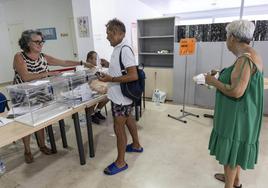 Un votante en un colegio electoral de Cartagena, este domingo.