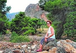 María Ángeles Esteban, en las inmediaciones de su casa, en Orihuela.