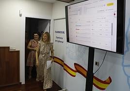 Rosa Medina, seguida de López Moya, en su comparecencia en la sede del PP.