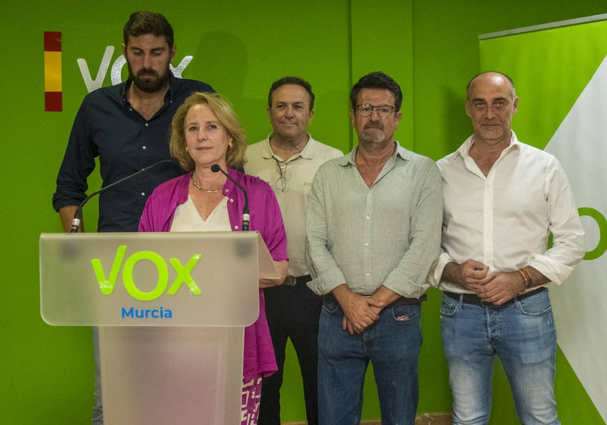 Lourdes Méndez, en la comparecencia anoche, escoltada por José Ángel Antelo, Luis Gestoso, Joaquín Robles y José Francisco Garre.