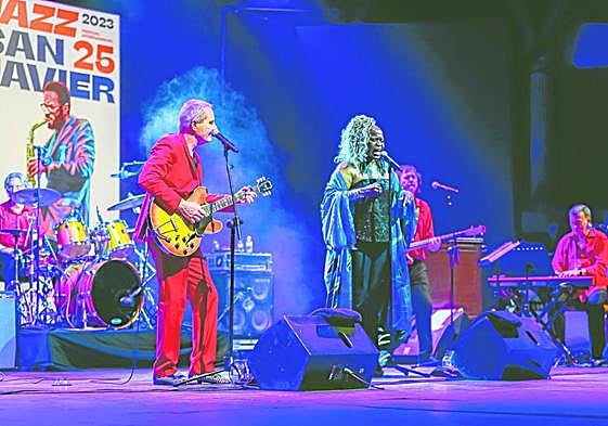 Anthony Paule y Terrie Odabi y el resto de la banda en el escenario del Parque Almansa de San Javier; arriba, Tony Lufrano.