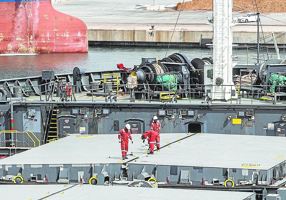 Labores de descarga de graneles en el muelle Príncipe Felipe de Escombreras.